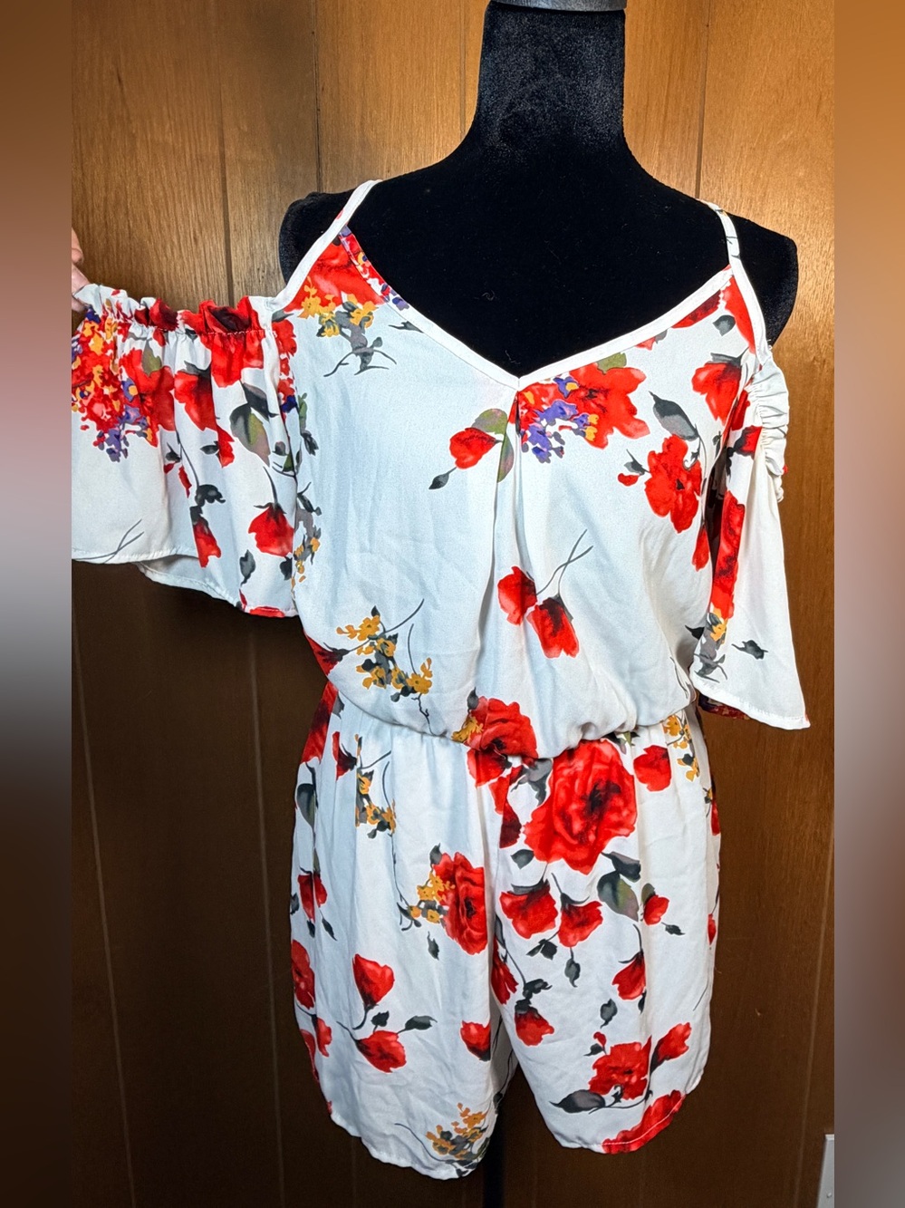 Sienna Sky White and Red Floral Off-Shoulder Flutter Sleeve Romper - Size M - Picture 2 of 7